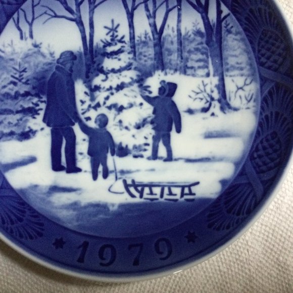 Royal Copenhagen Plate - 1979 Choosing The Christmas Tree - Denmark - Picture 4 of 7